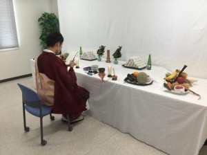 祭壇前での供養