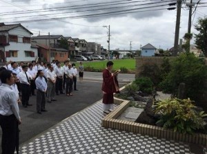 鶏霊塔の前でのお参り