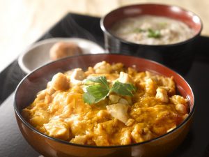 三和の純鶏名古屋コーチン親子丼(調理イメージ）