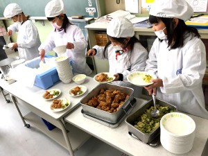 大治小学校への鶏肉寄贈と給食の様子1(2017年さんわコーポレーション)