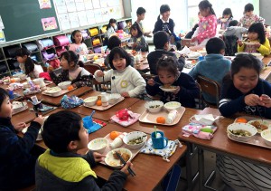 大治小学校への鶏肉寄贈と給食の様子2(2017年さんわコーポレーション)