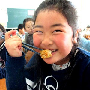 大治小学校への鶏肉寄贈と給食の様子3(2017年さんわコーポレーション)